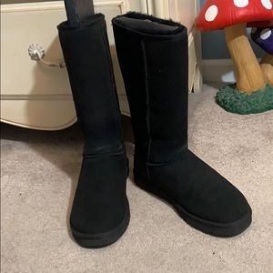 Ur all black classic ugg (worn less then 2 hours)